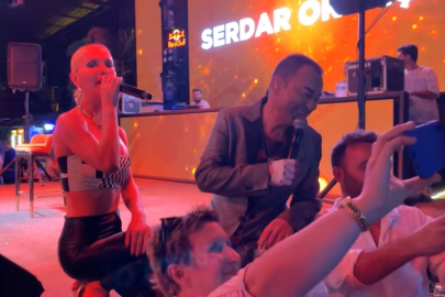 Serdar Ortaç, Mawish Beach Disco sahnesinde coşkuyla karşılandı