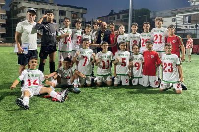 Yalovaspor U13 Takımı şampiyonluk kupasını kaldırdı