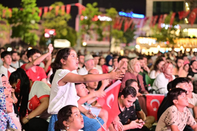 Türkiye Çeyrek Finalde! Yalovalılar Milli Maçı omuz omuza seyretti