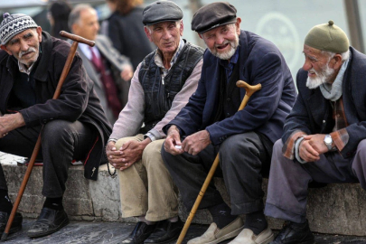 Emeklinin yüzü yine gülmedi! 3,6 milyon emekli enflasyon altında zam alacak