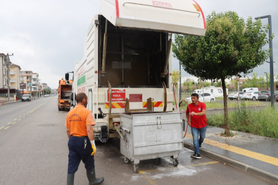 Çöp konteynerleri düzenli olarak yıkanıyor ve dezenfekte ediliyor