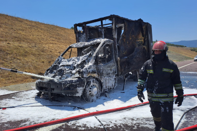 Altınova İtfaiyesinden yanan araca müdahale