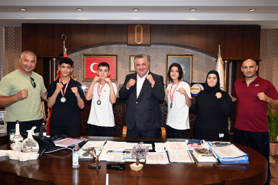 Başkan Gürel şampiyon boksörleri ağırladı