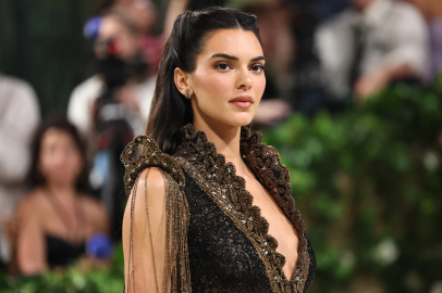 Kendall Jenner tulumlu pozlarıyla sosyal medyayı salladı!