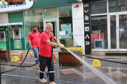 Yalova'da sokak yıkama çalışmaları aralıksız devam ediyor