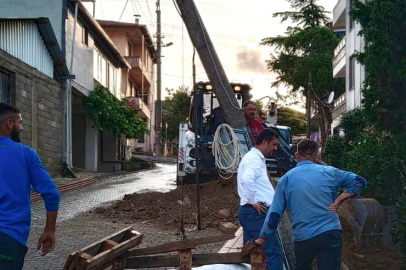 Sağanak yağış Subaşı’nda elektrik direğini devirdi