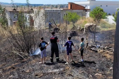 Yalova'da minikler itfaiyeci abilerine yardım etti