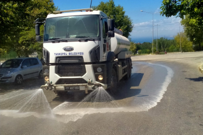 Halkın yoğun olduğu noktalar dezenfekte edildi