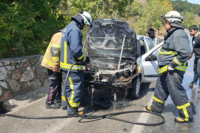 Yalova’da seyir halindeki araç alevlere teslim oldu