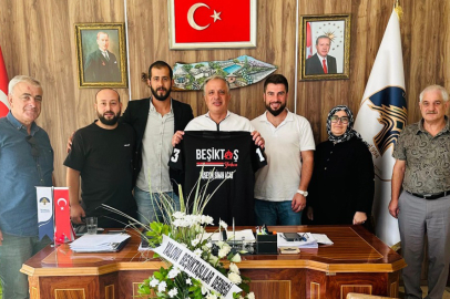 Başkan Acar’a Beşiktaş forması, Tokatspor atkısı