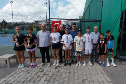 Yalova Tenis ve Dağcılık Kulübü’nde sporcular rüzgar gibi esti