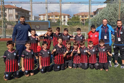 Çiftlikköy Belediyespor U-11 takımı liderliğini sürdürdü