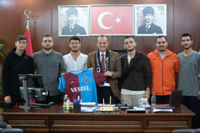 Başkan Yele’ye Trabzonspor forması hediye ettiler