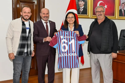 Vali Kaya’ya Trabzonspor forması hediye ettiler