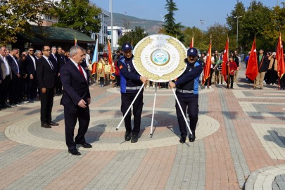 Armutlu’da Atatürk Anıtına çelenk sunuldu