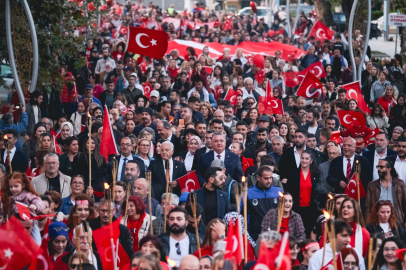 Meşaleli yürüyüş renkli görüntüler oluşturdu