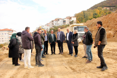 AK Parti Çınarcık heyeti, heyelan çalışmalarını yerinde inceledi