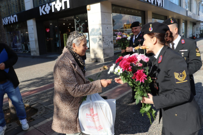 Yalova’da jandarmadan kadınlara çiçek