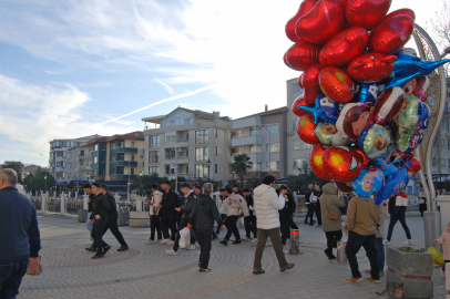 Yalova’da güneşli havayı görenler sahile akın etti