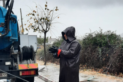 Kadıköy’de yağmursuyu kanalları temizleniyor