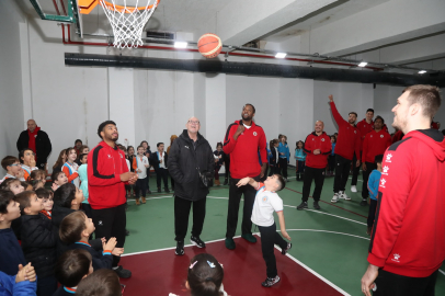 Minikler Yalovaspor Basketbol’un yıldızları ile buluştu