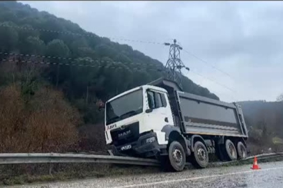 Esenköy’de yağmurlu hava kaza getirdi! Kamyon korkuluklara çıktı