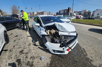 Yalova yolunda zincirleme kaza! 5 araç birbirine girdi