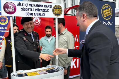 Kadına şiddete dikkat çekmek için stant açıldı